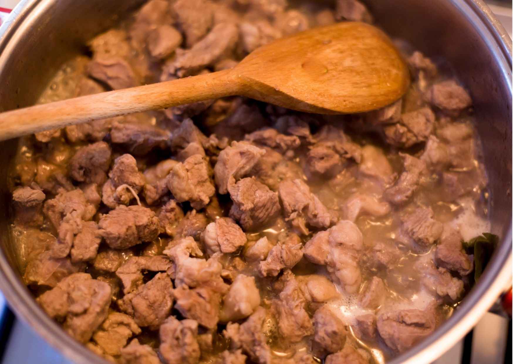 Futtermittelkunde | Fleisch gekocht oder roh? | kochendes Fleisch im Topf